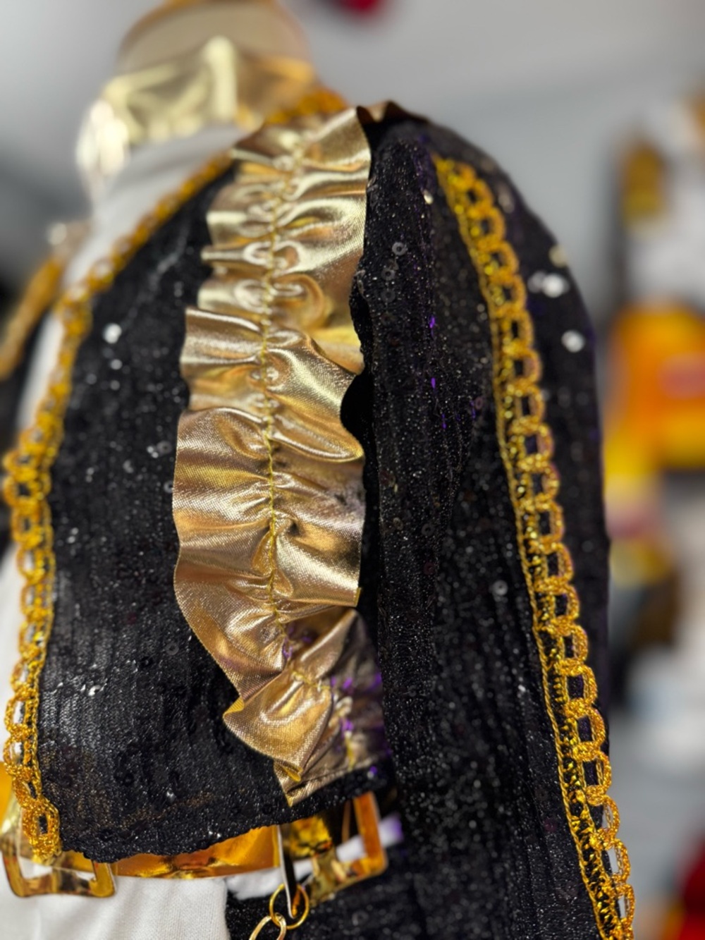 Rumi Golden costume - Picture 11 of 15
